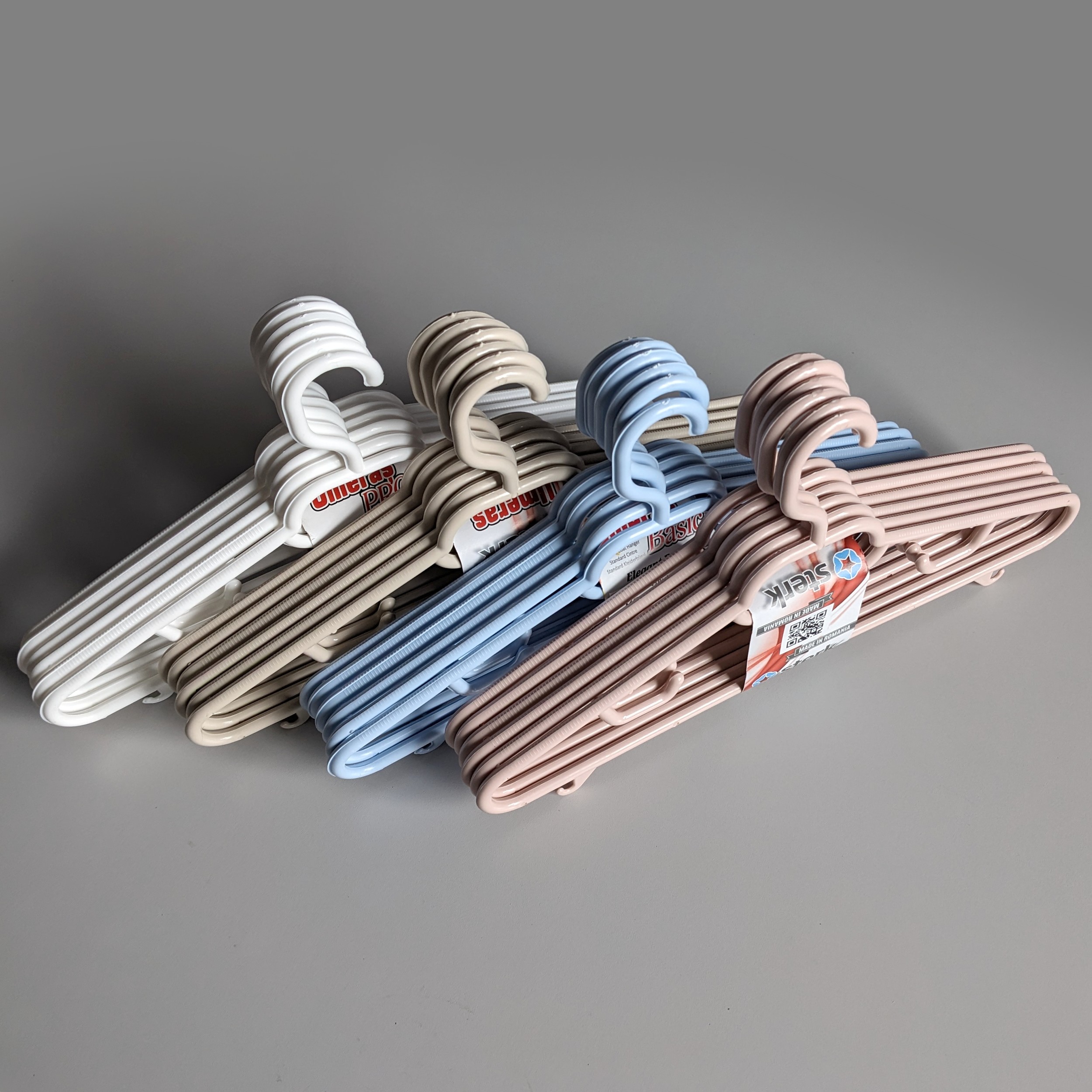 24 Kleiderbügel farbig sortiert