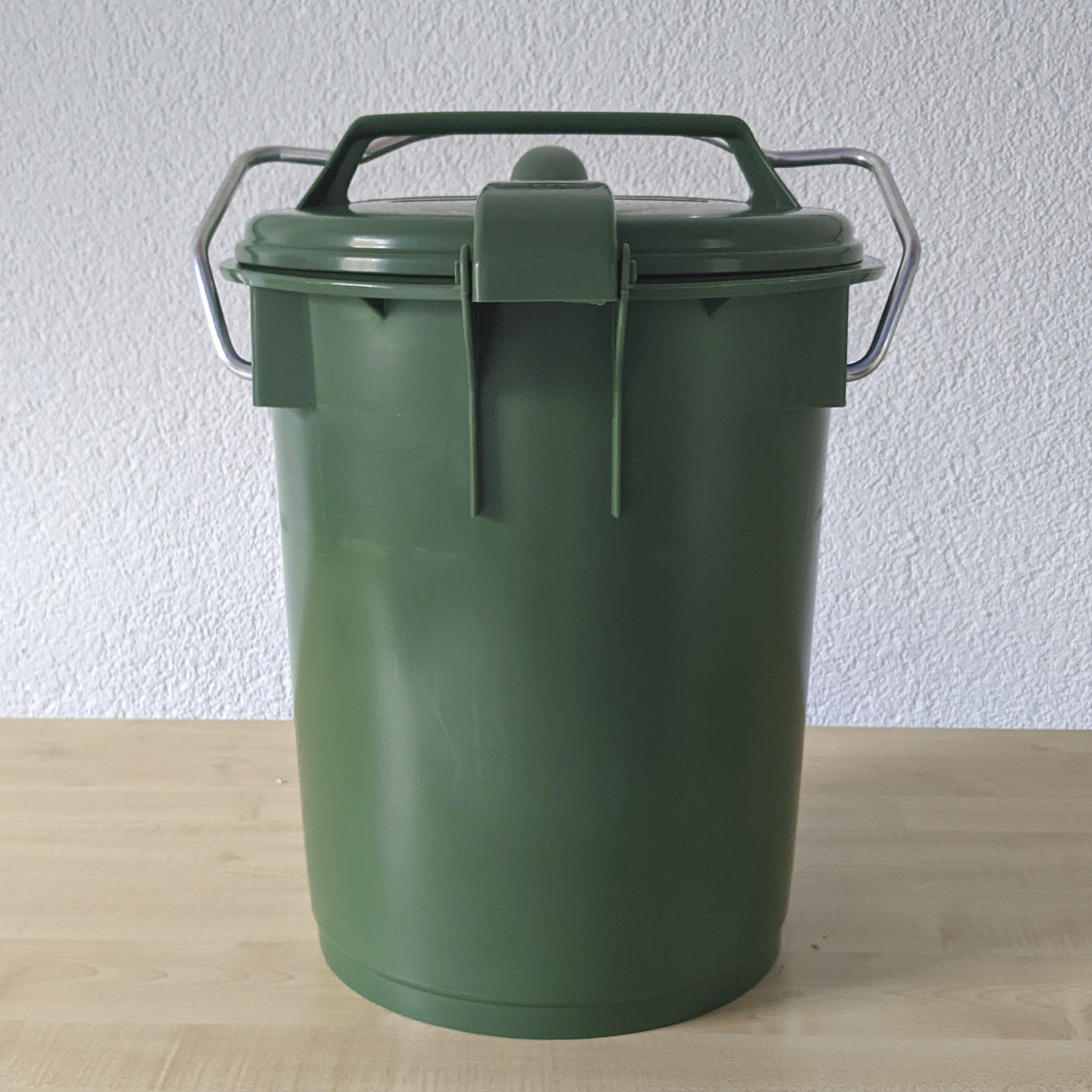 PXL_20230731_084709581gDo4lXGRGjcLl SME 35 Grün Mülleimer Retrodesign Plastik