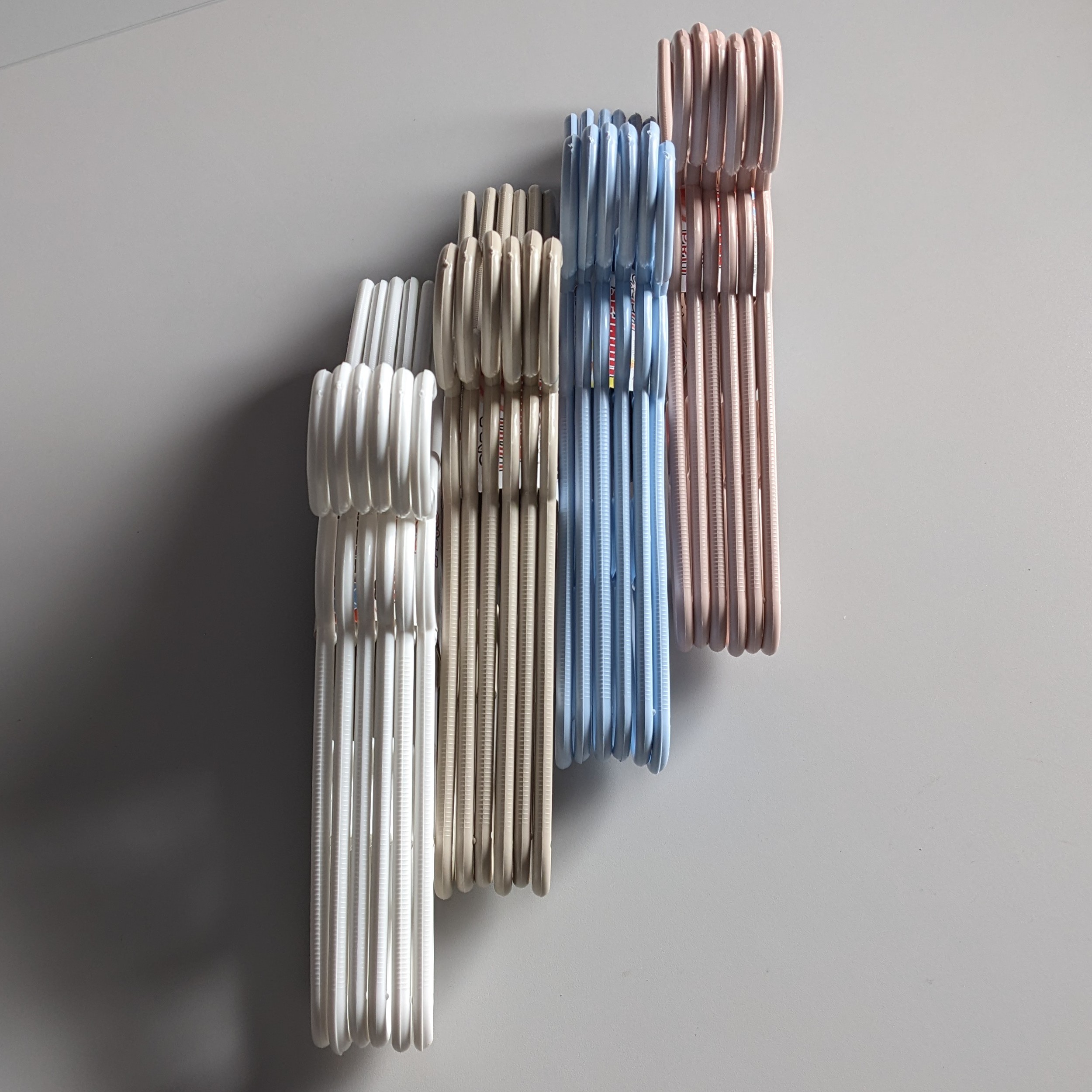 24 Kleiderbügel farbig sortiert